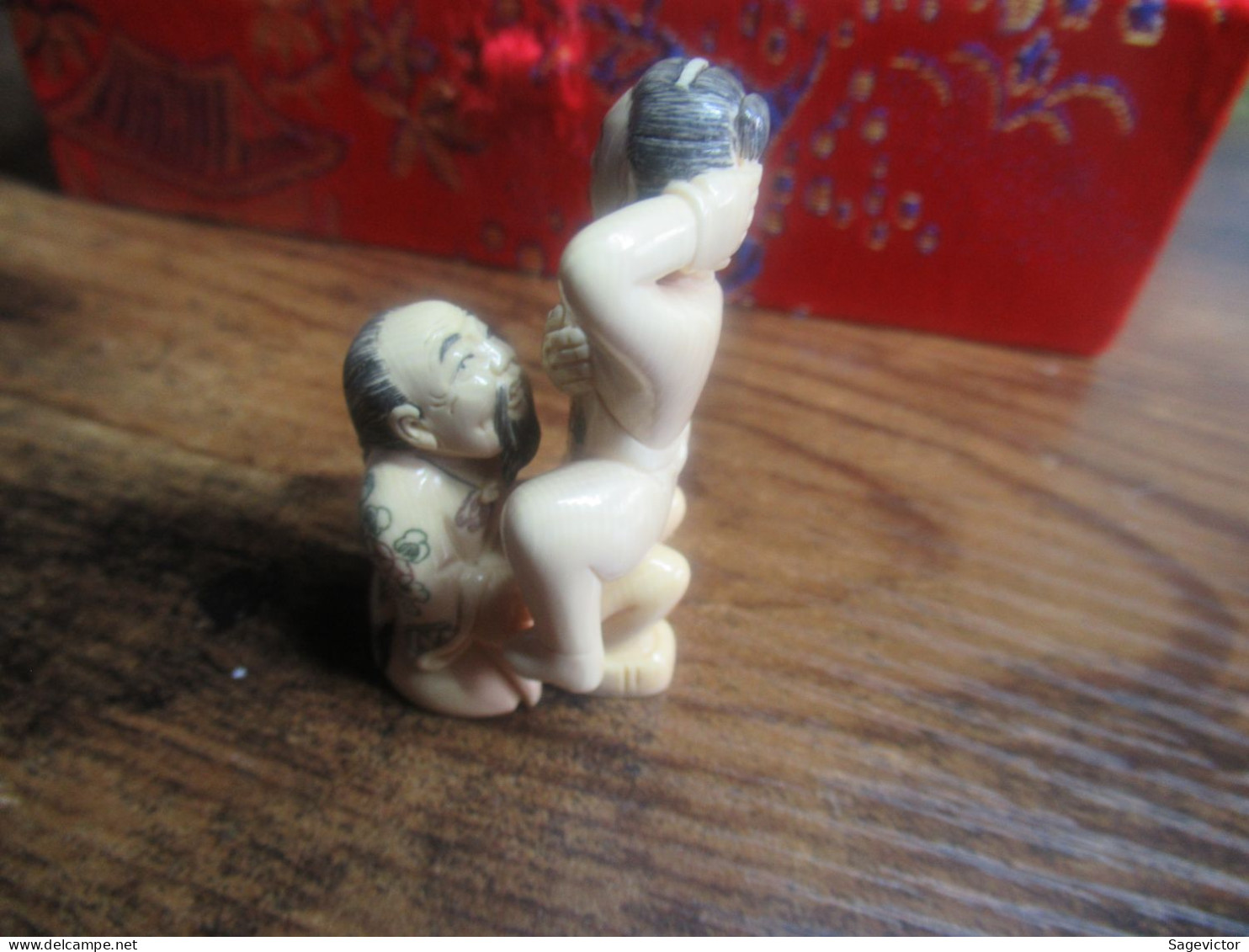 Coffret chinois + 6 statuettes érotiques en ivoire