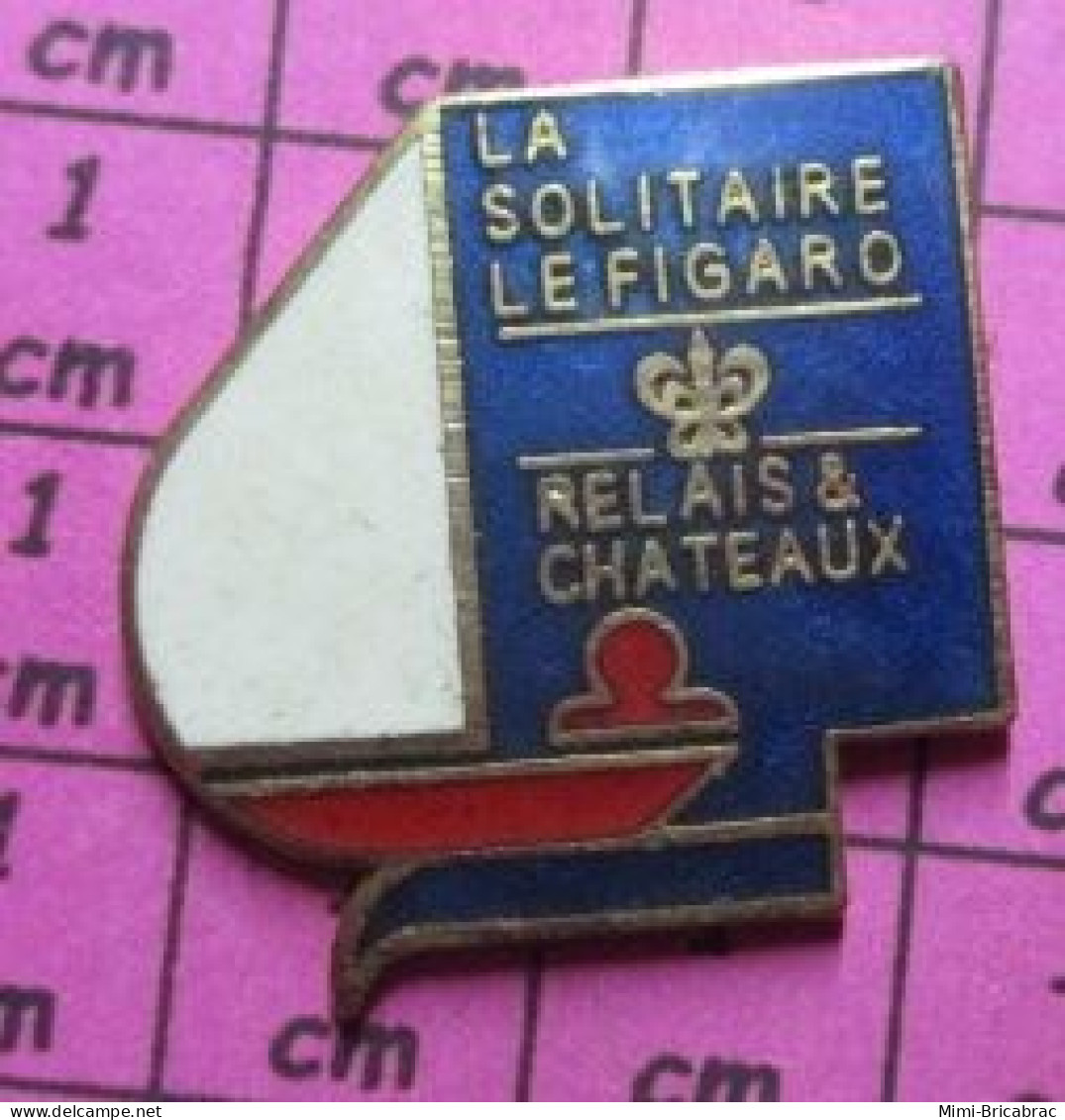 813f Pin's Pins / Beau Et Rare / SPORTS / BATEAU VOILE VOILIER SOLITAIRE DU FIGARO 1992 RELAIS & CHATEAUX Variante Rouge - Segeln