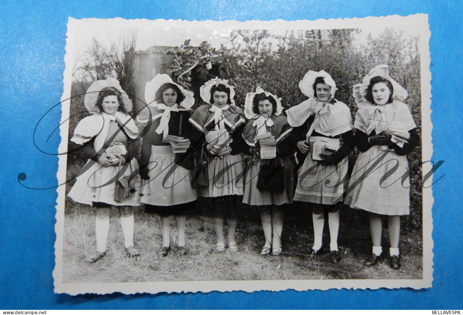 Tremelo Parade Stoet 1946 De Dames Promotie Groep Met Uit Te Delen Flyers Pamfletten Aan De Omstaanders. - Deportes