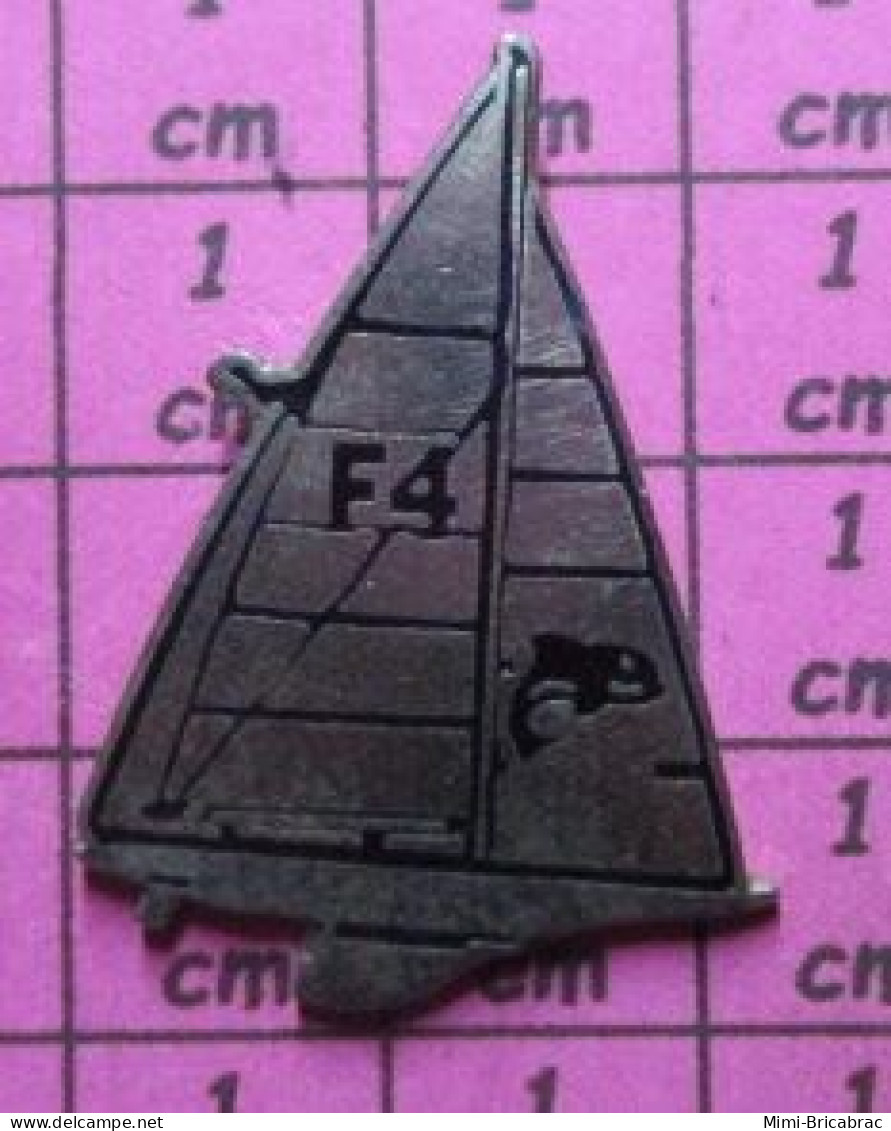 813F Pin's Pins / Beau Et Rare : SPORTS / VOILE VOILIER F4 METAL ACIER Par CORNER - Zeilen