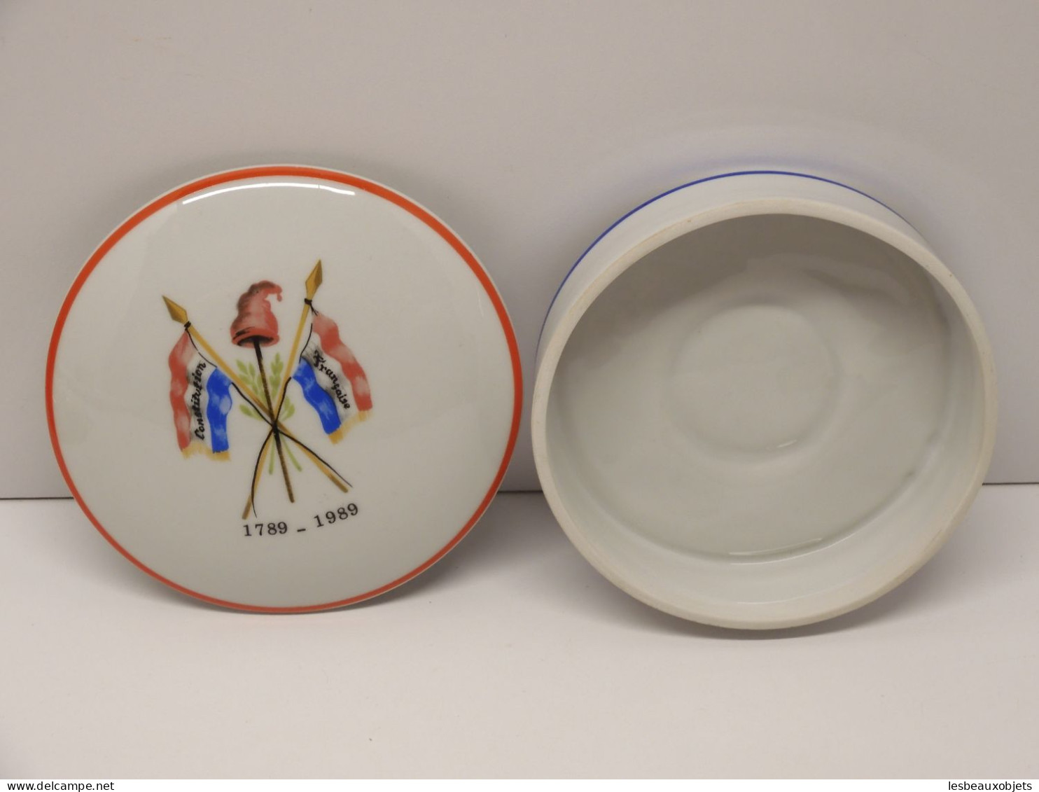 -BONBONNIERE PORCELAINE 1789/1989 DRAPEAUX BLEU BLANC ROUGE BONNET FRYGIEN   E - Limoges (FRA)