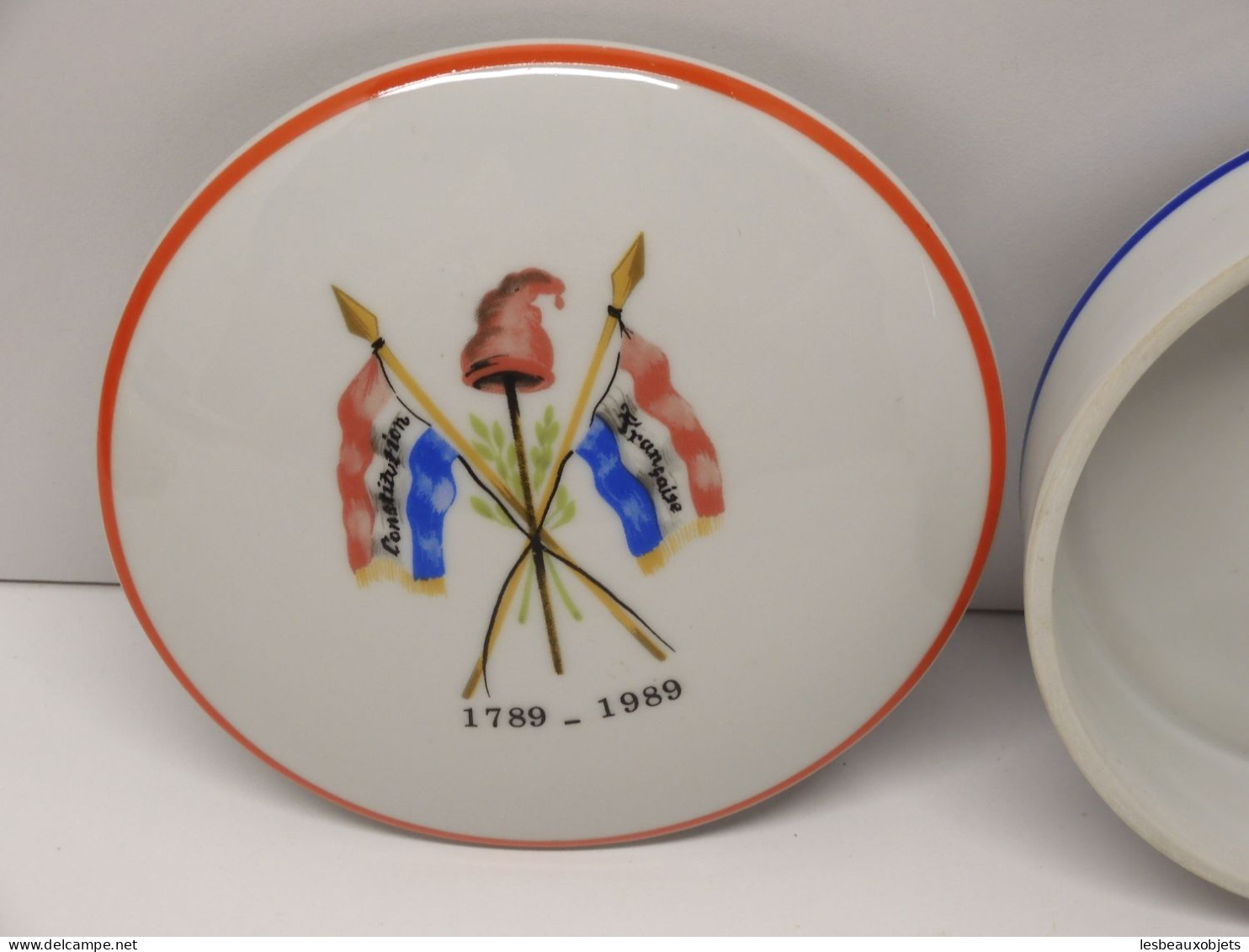 -BONBONNIERE PORCELAINE 1789/1989 DRAPEAUX BLEU BLANC ROUGE BONNET FRYGIEN   E - Limoges (FRA)