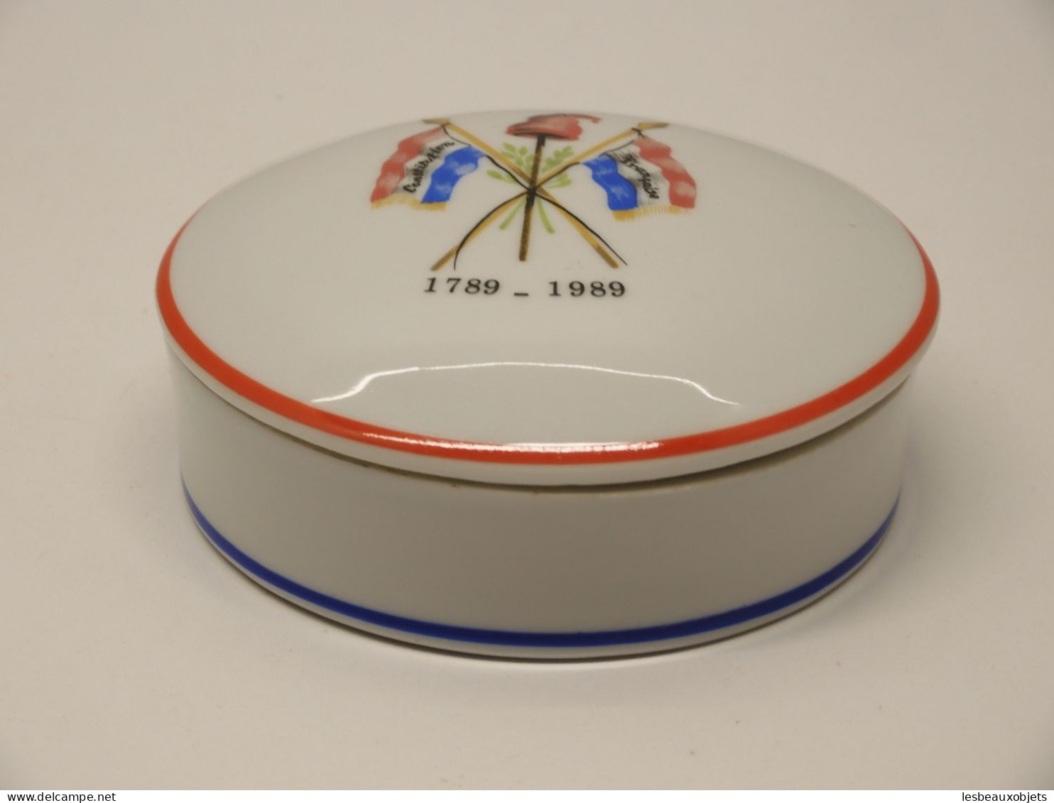 -BONBONNIERE PORCELAINE 1789/1989 DRAPEAUX BLEU BLANC ROUGE BONNET FRYGIEN   E - Limoges (FRA)