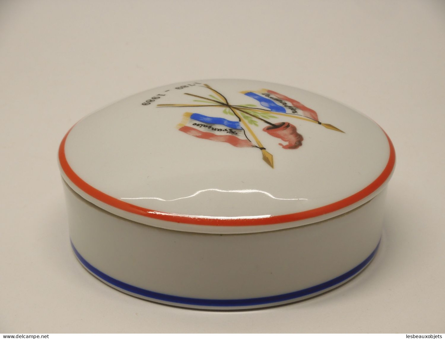 -BONBONNIERE PORCELAINE 1789/1989 DRAPEAUX BLEU BLANC ROUGE BONNET FRYGIEN   E