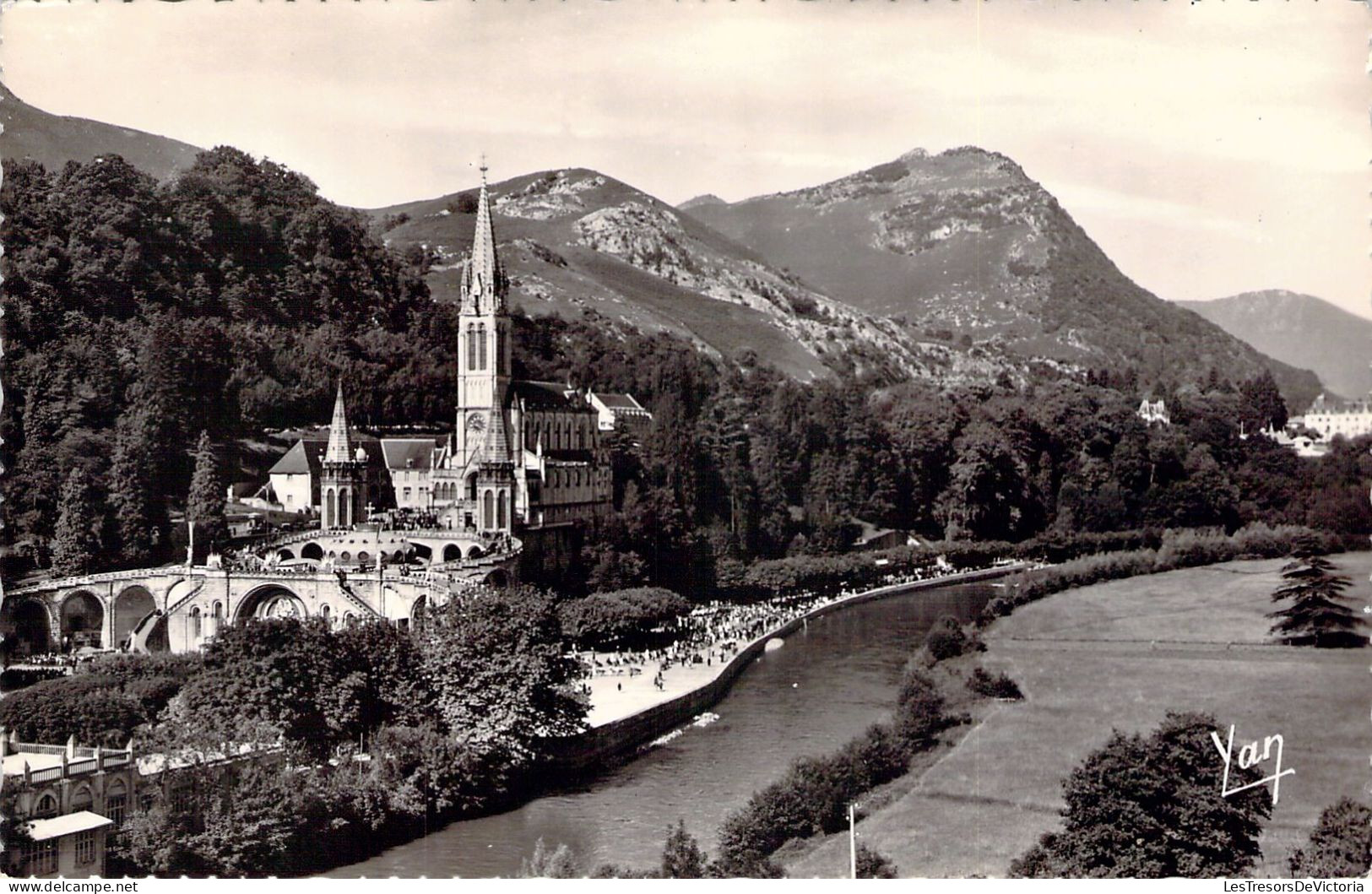 CPA - France - 65 - LOURDES - La Basilique Et Le Gave - Carte Postale Ancienne - Lourdes