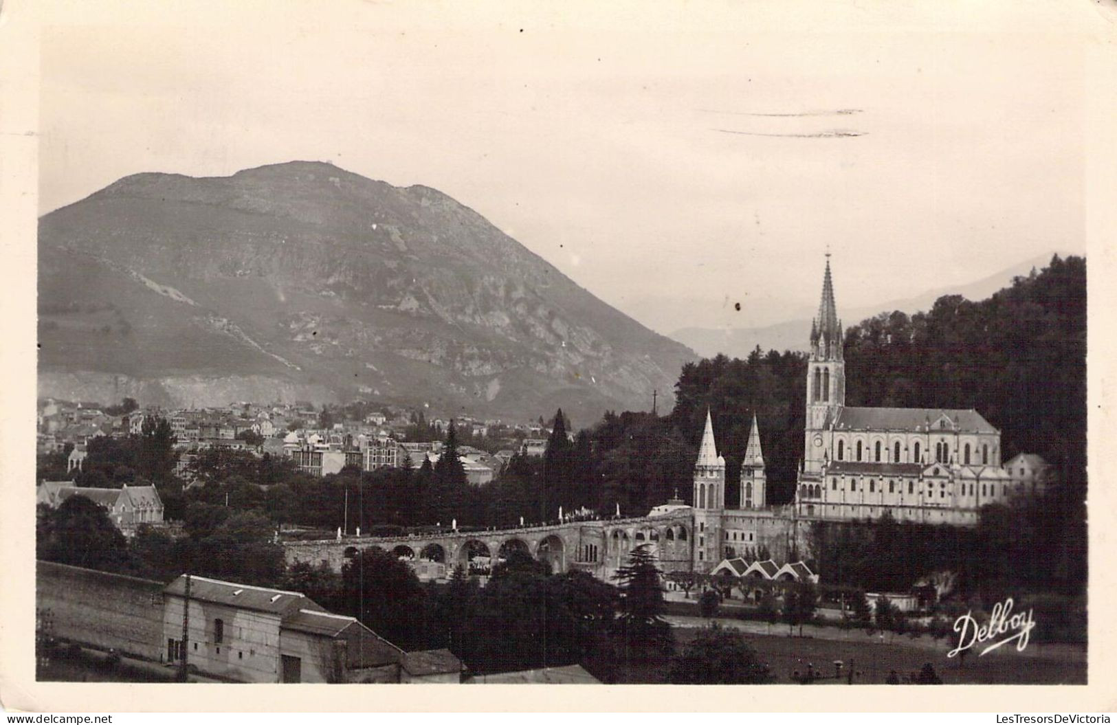 CPA - France - 65 - LOURDES - La Basilique Et Les Pyrénées - Carte Postale Ancienne - Lourdes