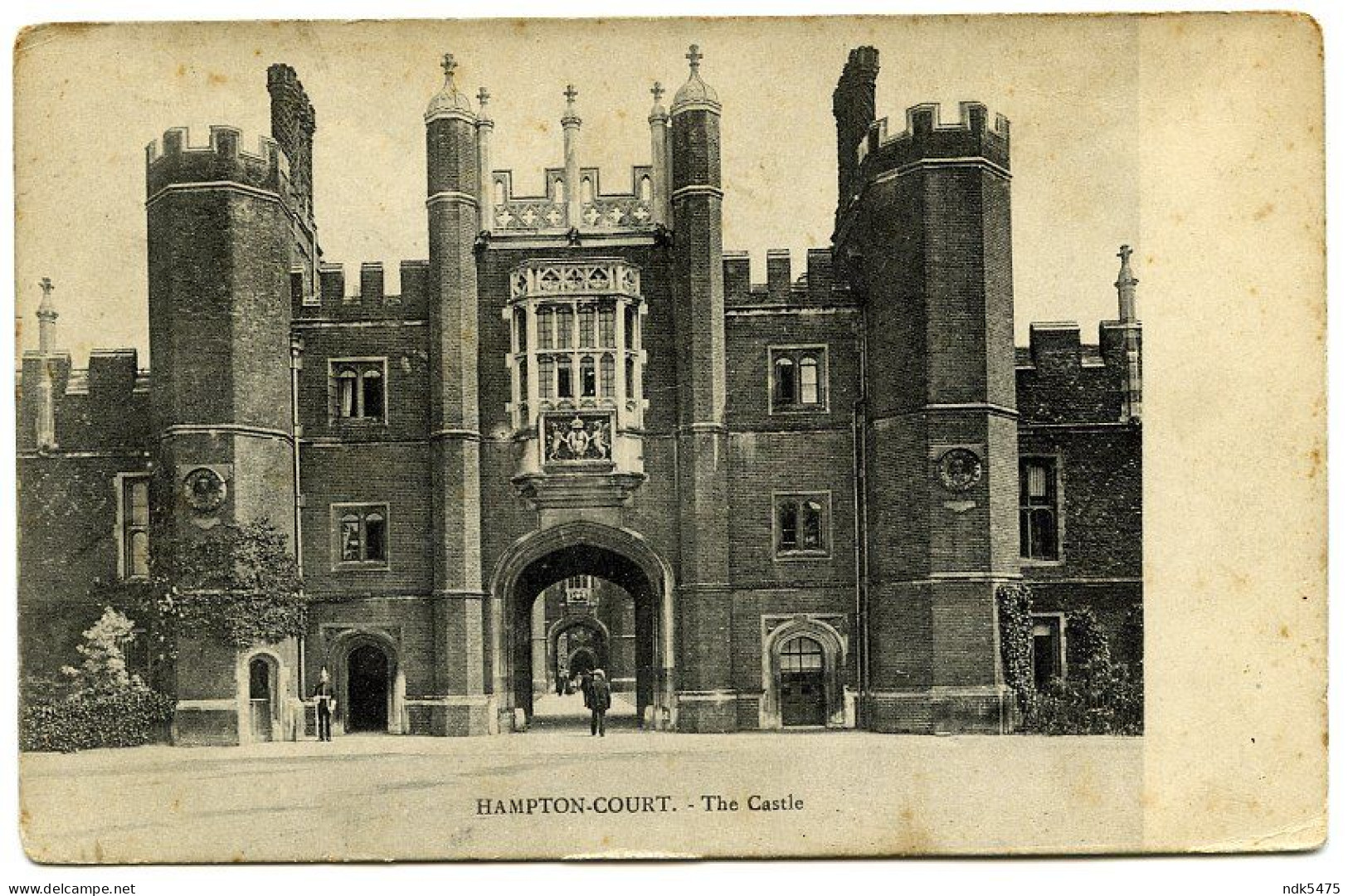 HAMPTON COURT : THE CASTLE / PARIS, RUE DE LA CLEF (BENARD) / COIN DE FRANCE, LEICESTER SQUARE - Hampton Court