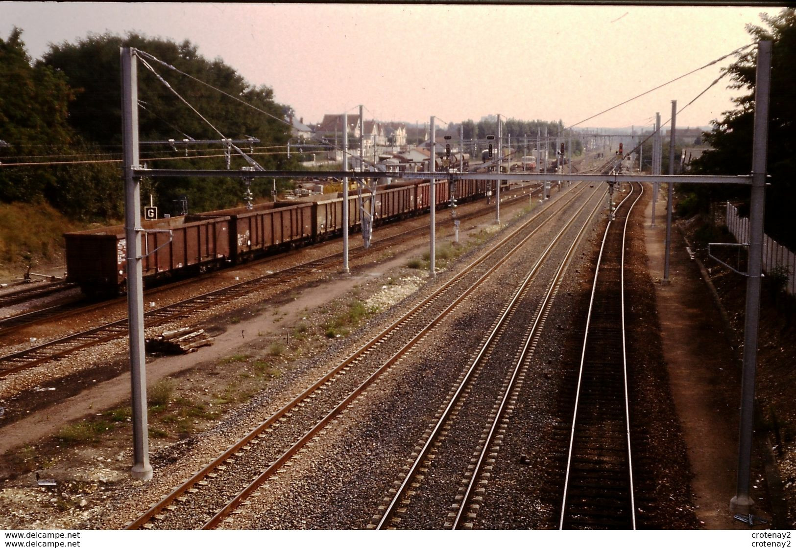 Photo Diapo Diapositive Slide Train Rame Wagons Tombereaux SNCF à MONTARGIS Tx Electrification En 10/1987 VOIR ZOOM - Diapositives