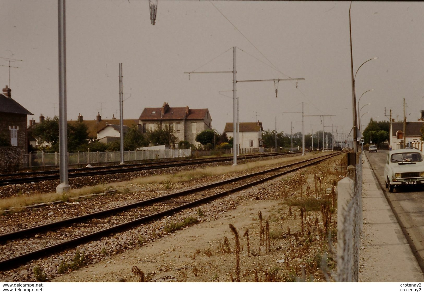 Photo Diapo Diapositive Slide Train Wagon Vers Le PN 36 à MONTARGIS Tx Electrification Renault 4L En 10/1987 VOIR ZOOM - Diapositives