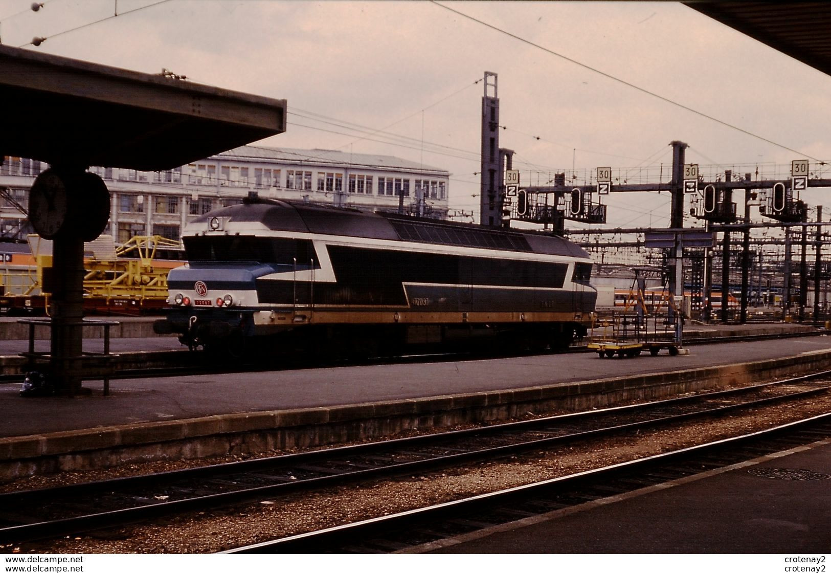 Photo Diapo Diapositive Slide Train Wagon PARIS GARE DE LYON Locomotive Diesel SNCF 72067 à Quai En 03/1988 VOIR ZOOM - Diapositives