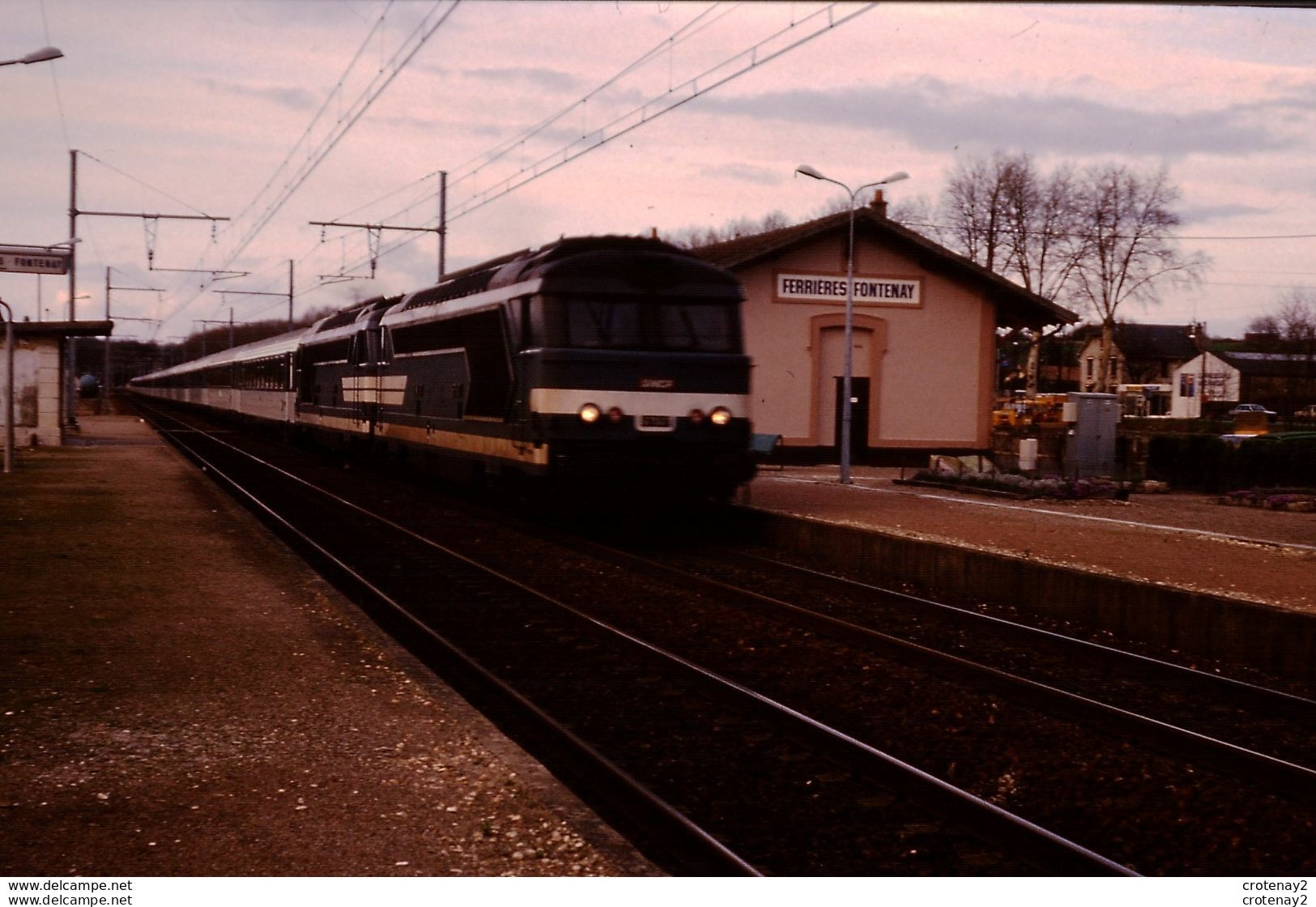 Photo Diapo Diapositive Slide Wagon FERRIERES FONTENAY Vers MONTARGIS Passage Train UM Diesel SNCF En 03/1988 VOIR ZOOM - Diapositives