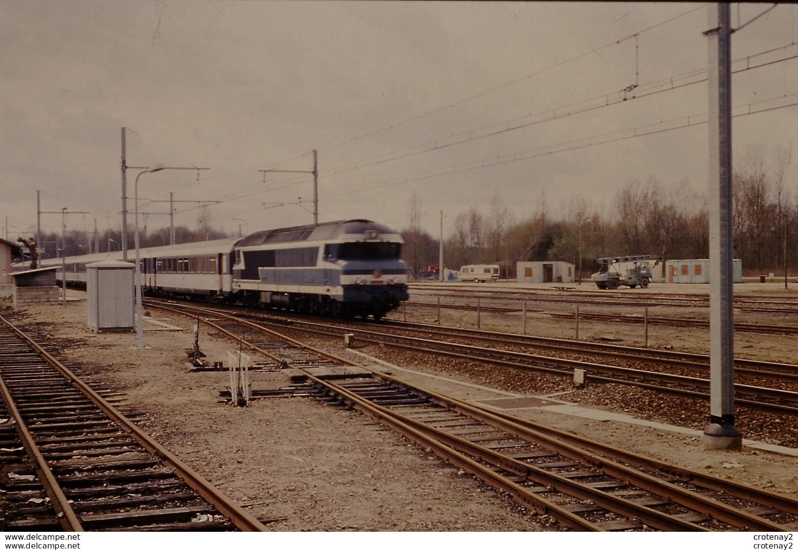 Photo Diapo Diapositive Slide Wagon FERRIERES FONTENAY Vers MONTARGIS Train Diesel 72000 SNCF En 03/1988 VOIR ZOOM - Diapositives