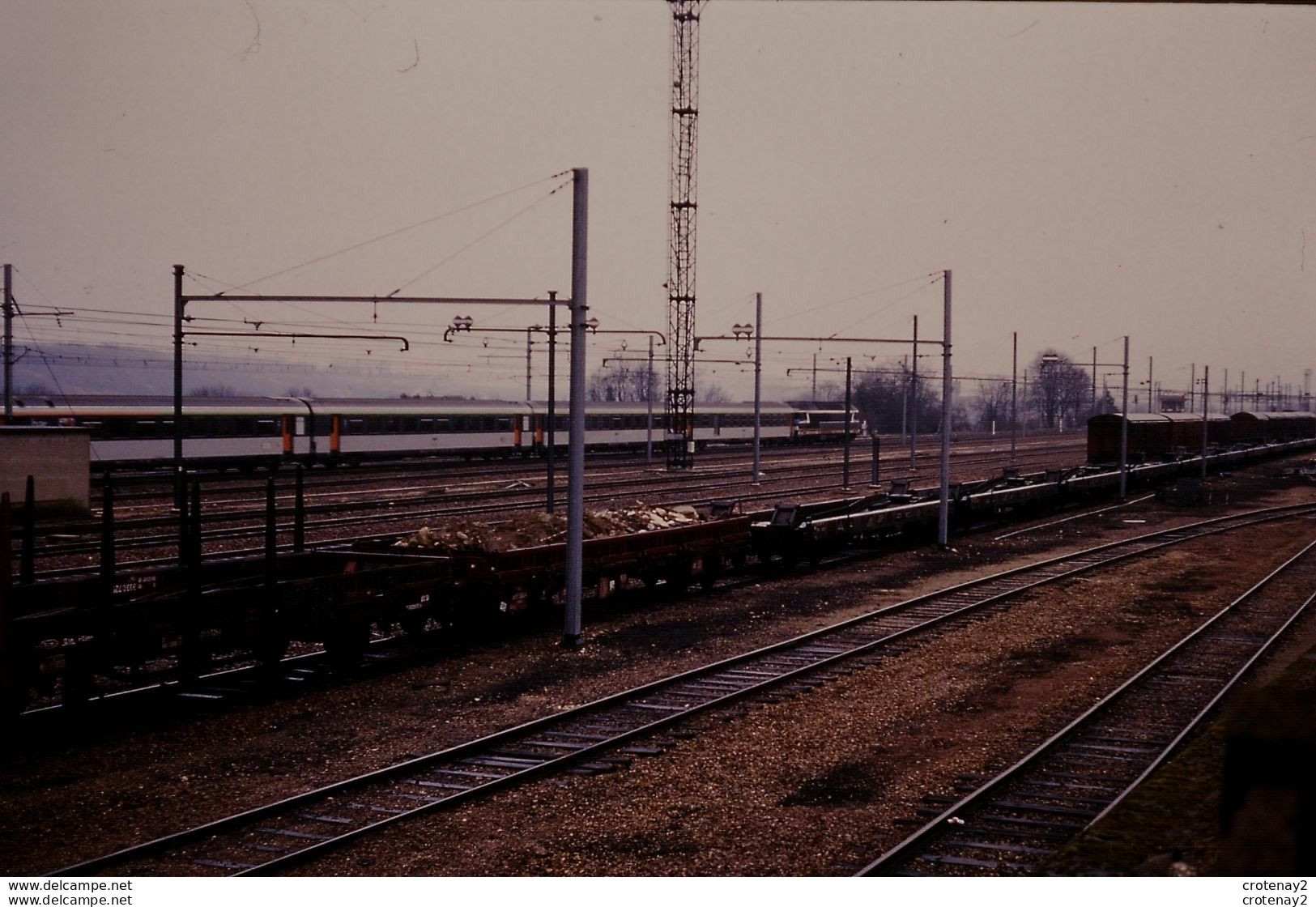 Photo Diapo Diapositive Slide Wagons Marchandises Plat Chargé Et Train Corail Diesel 72000 SNCF En 03/1988 VOIR ZOOM - Diapositives