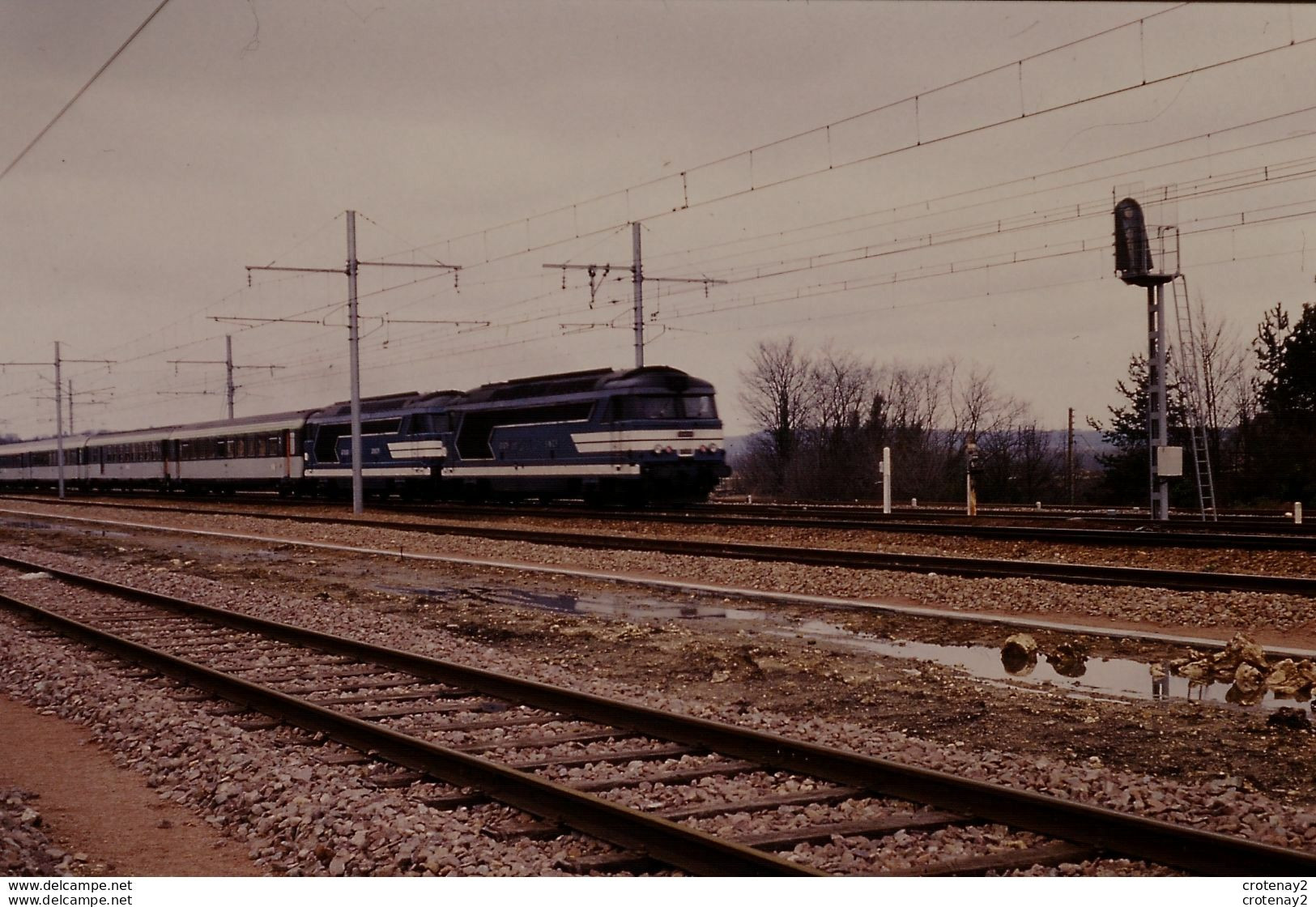 Photo Diapo Diapositive Slide Train Corail SNCF Locomotives Diesel En UM Vers MONTARGIS En 03/1988 VOIR ZOOM - Diapositives