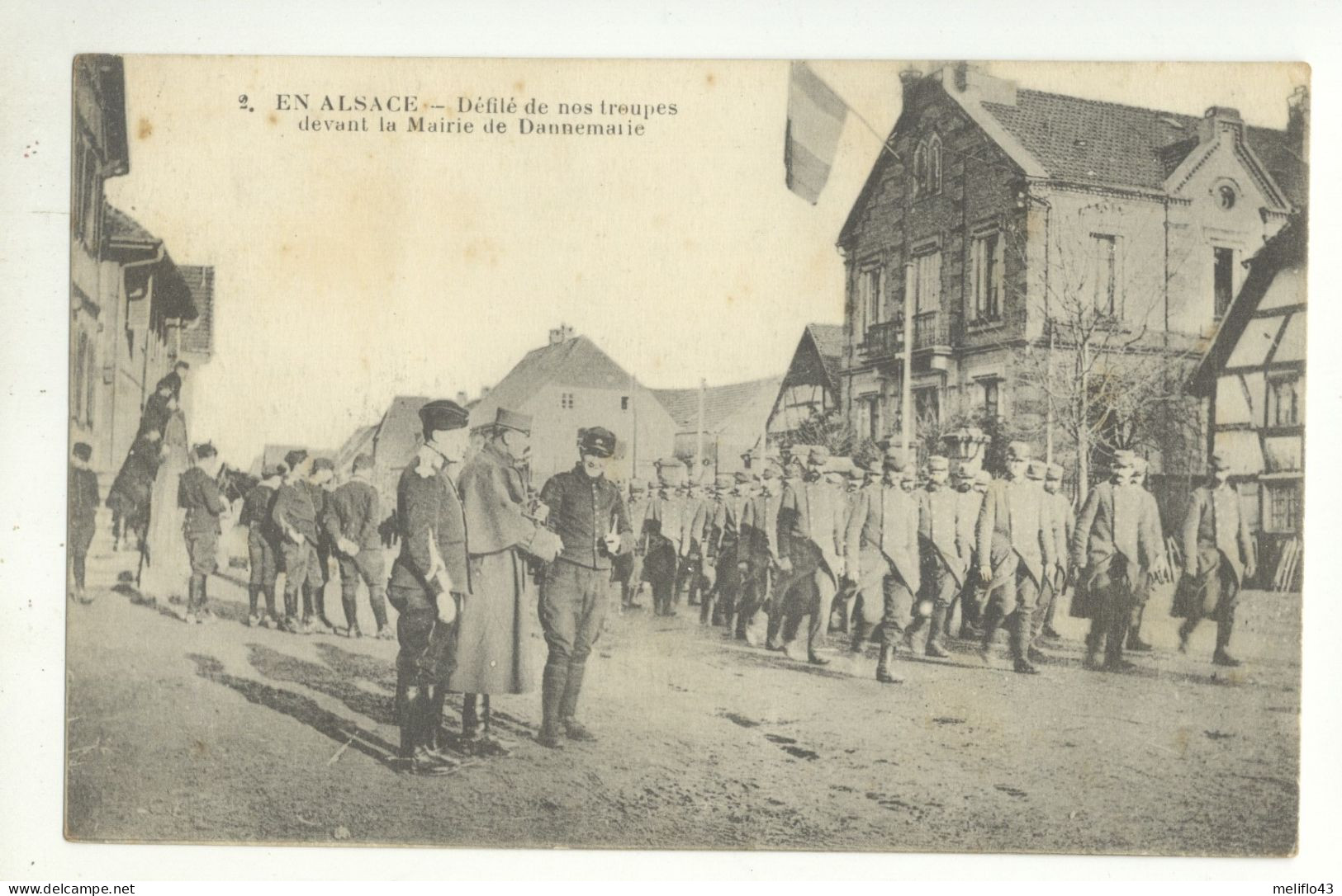 68/ CPA A - Défilé De Nos Troupes Devant La Mairie De Dannemarie (Militaires) - Dannemarie