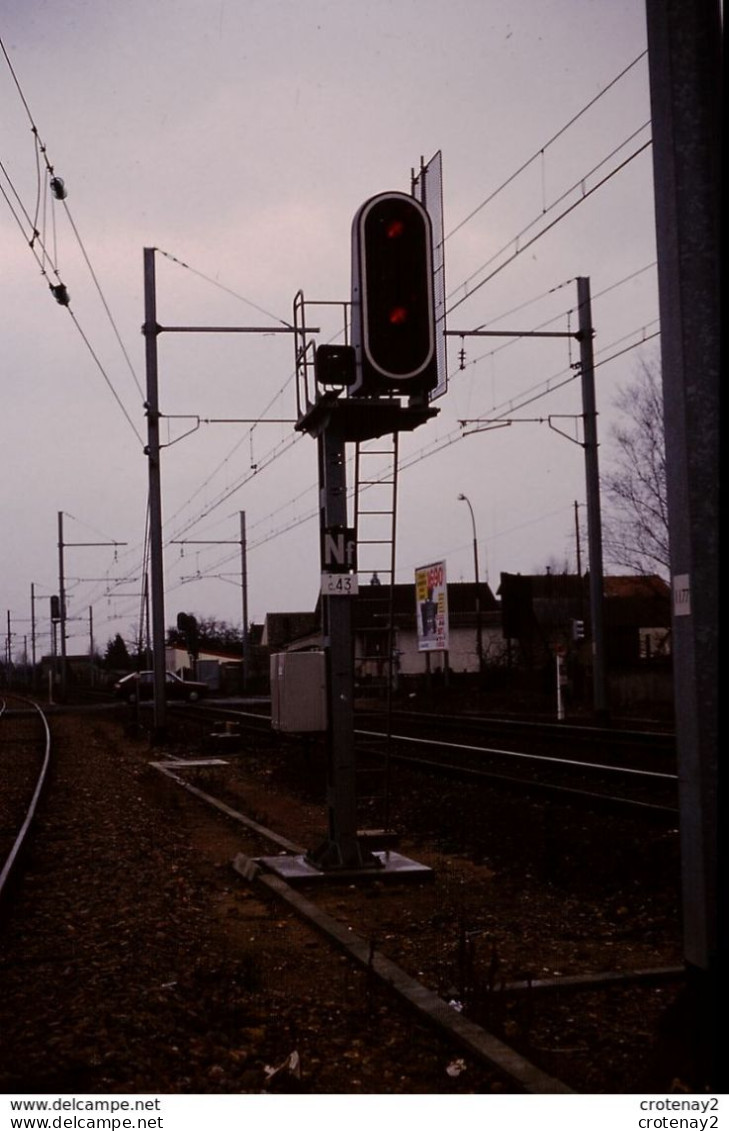 Photo Diapo Diapositive Slide Train Wagon Locomotive Signal Carré 43 Vers Le PN 36 à MONTARGIS En 01/1989 VOIR ZOOM - Diapositives