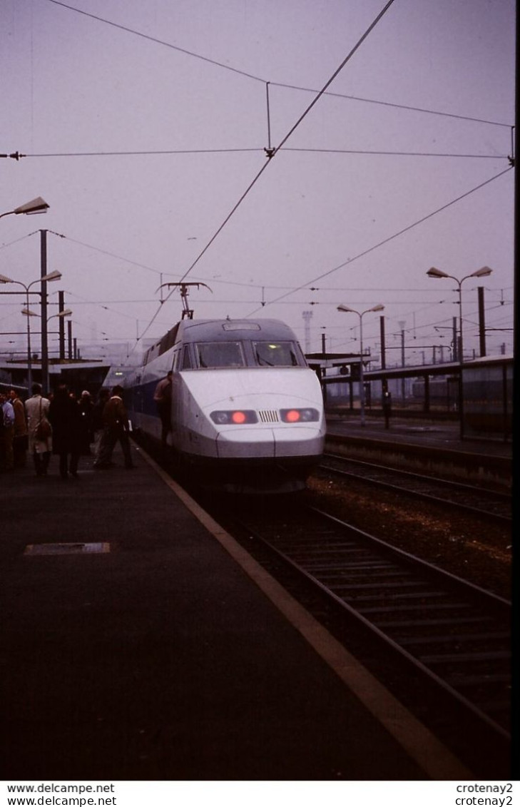 Photo Diapo Diapositive Slide Train Zug Wagon TGV Atlantique SNCF N°01 à PARIS BERCY En 1989 VOIR ZOOM - Diapositives