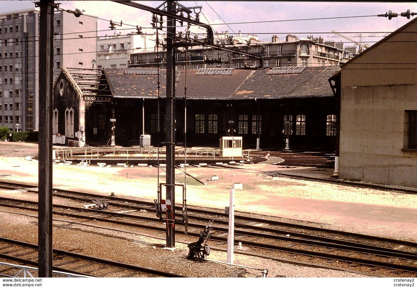 Photo Diapo Diapositive Slide Train Wagon Locomotive à PARIS La Rotonde Dépôt Du CHAROLAIS En 05/1989 VOIR ZOOM - Diapositives