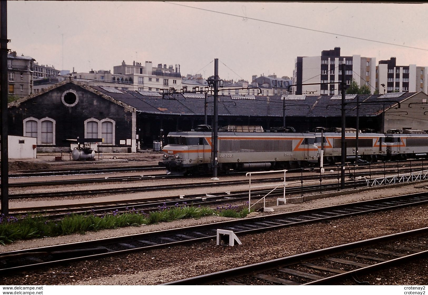 Photo Diapo Diapositive Slide Train Wagon Locomotives SNCF à PARIS La Rotonde Dépôt Du CHAROLAIS En 07/1989 VOIR ZOOM - Diapositives