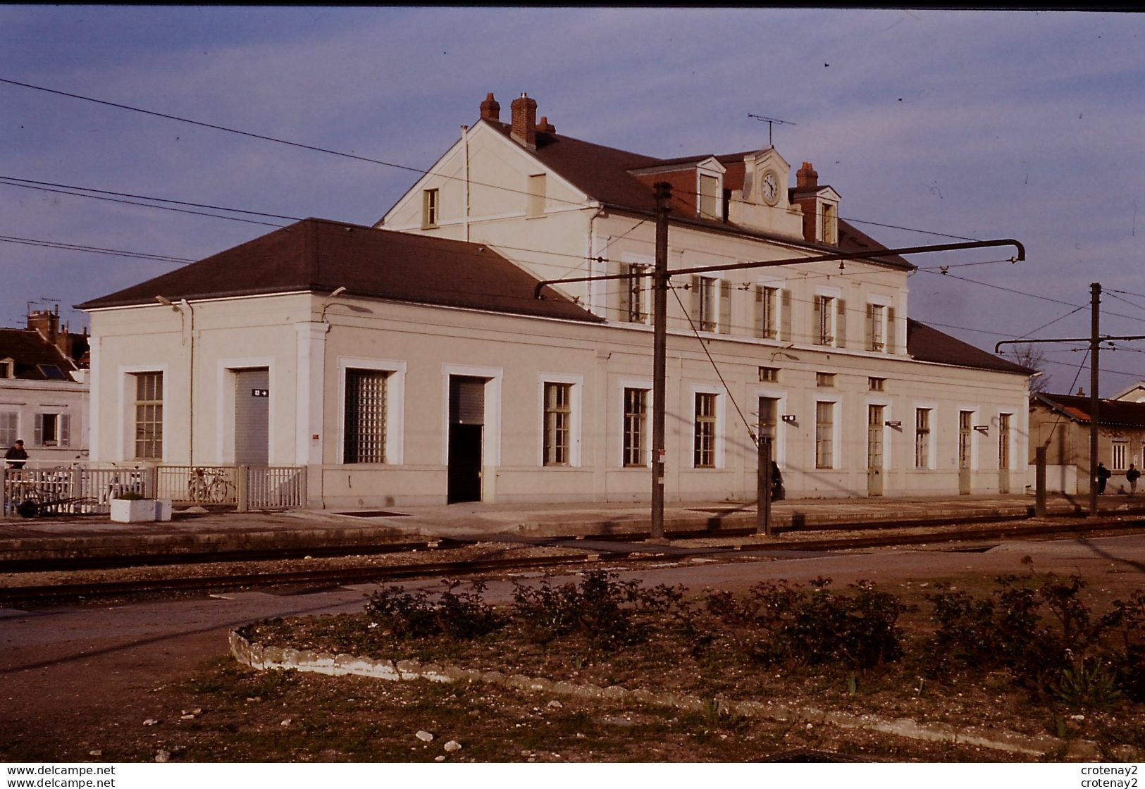 Photo Diapo Diapositive Slide Train Wagon Locomotive GARE DE MONTEREAU Quai 1 Côté Est En 03/1990 VOIR ZOOM - Diapositives