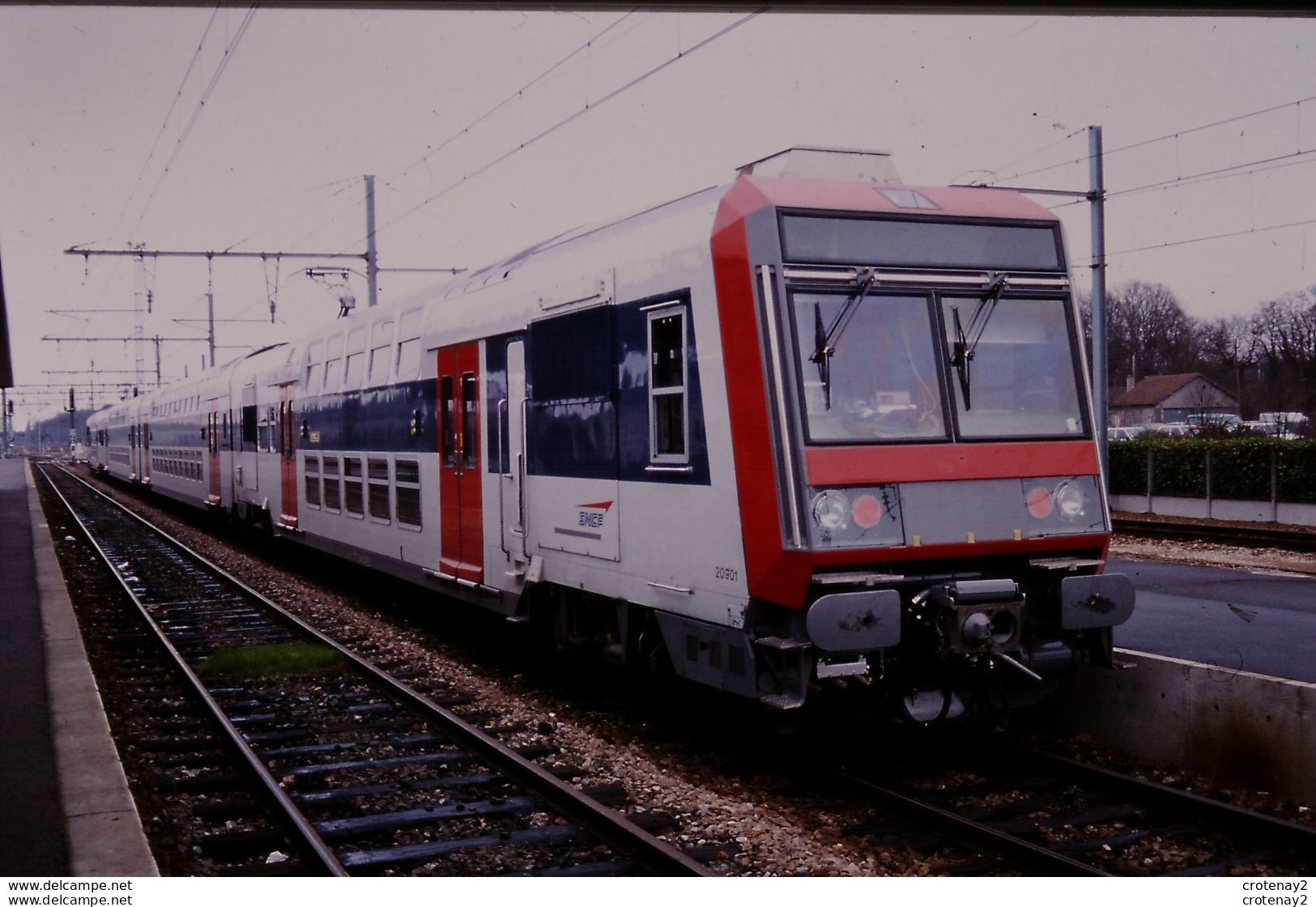 Photo Diapo Diapositive Slide Train Wagon Rame Banlieue SNCF Z2N 20901 à MONTARGIS Le 06/02/2001 VOIR ZOOM - Diapositives