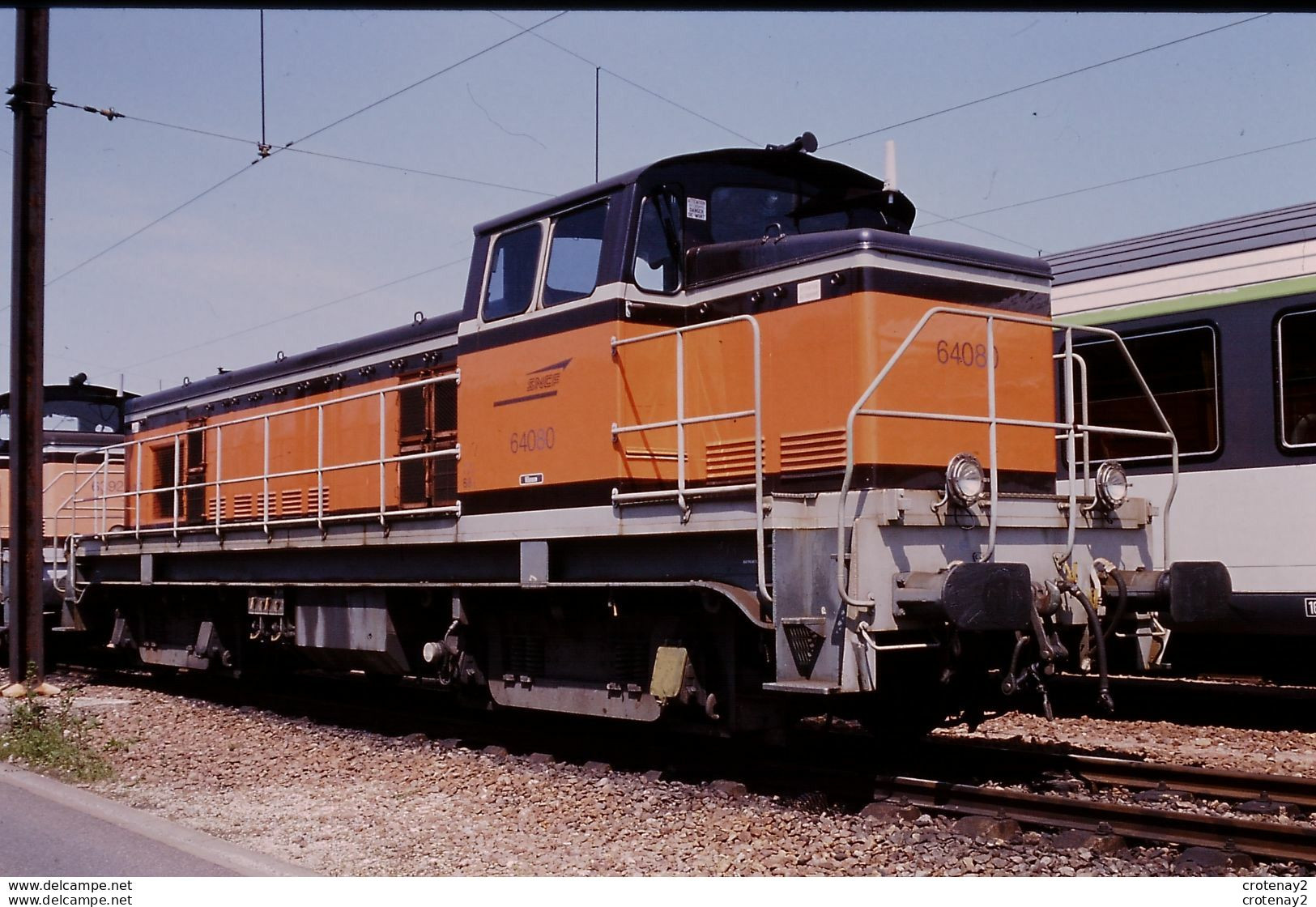 Photo Diapo Diapositive Slide Train Wagon Locomotive Diesel SNCF BB 64080 à VSG Le 21/05/2001 VOIR ZOOM - Diapositives