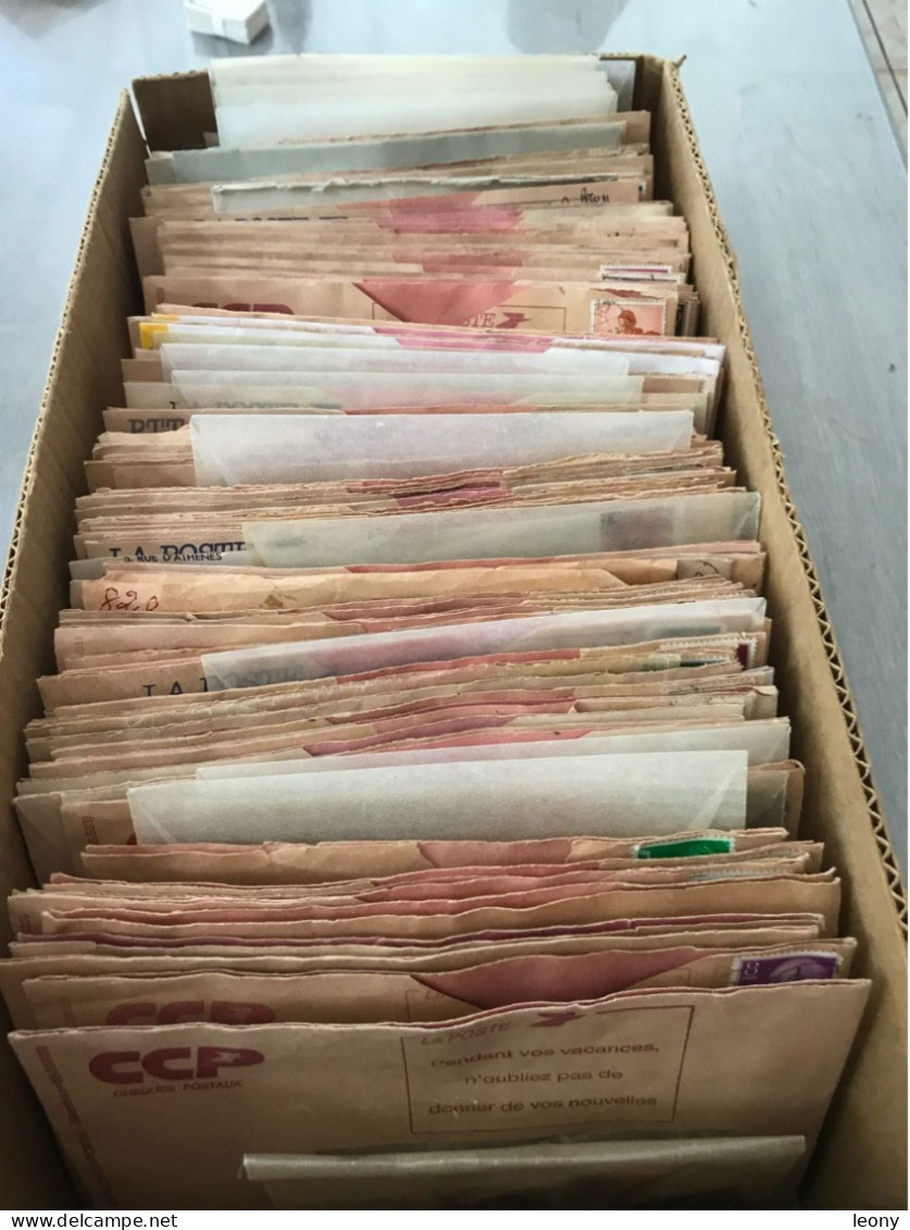 BOITE  D'ENVELOPPES & POCHETTES  Contenant  BEAUCOUP De   TIMBRES D' ESPAGNE   -  OBLITERES - Vrac (min 1000 Timbres)