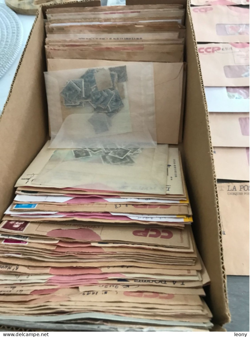 BOITE  D'ENVELOPPES & POCHETTES  Contenant  BEAUCOUP De   TIMBRES D' ESPAGNE   -  OBLITERES - Kilowaar (min. 1000 Zegels)