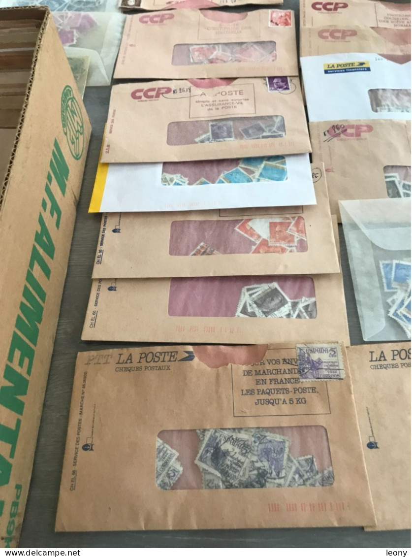 BOITE  D'ENVELOPPES & POCHETTES  Contenant  BEAUCOUP De   TIMBRES D' ESPAGNE   -  OBLITERES - Vrac (min 1000 Timbres)