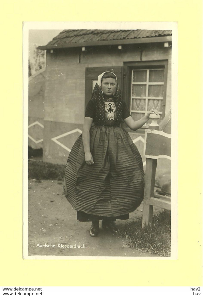 Axel Vrouw In Klederdracht Bij Woning 1947 RY37064 - Axel