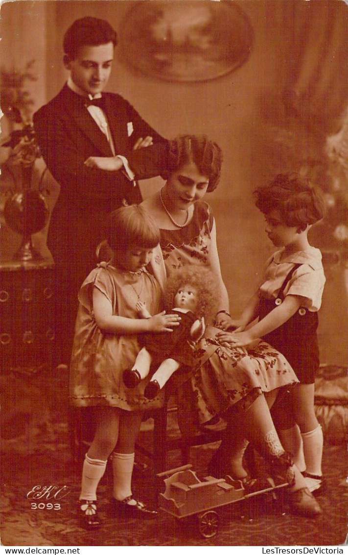 CPA - FANTAISIE - Couple Et Ses Enfants Dans Le Salon - CARTE POSTALE ANCIENNE - Coppie