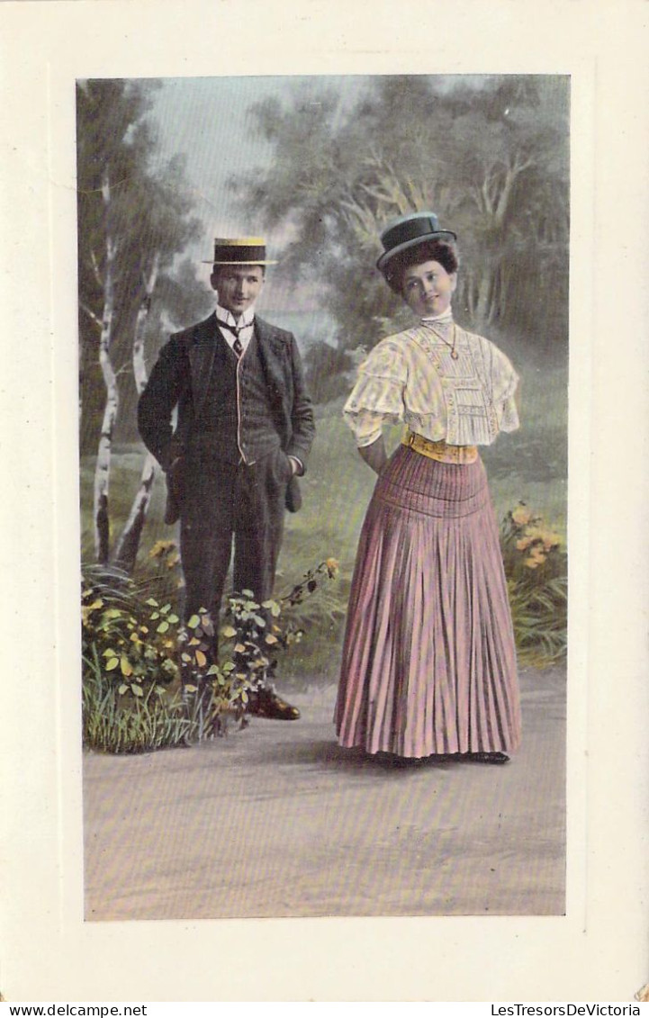 CPA - FANTAISIE - Couple Aux Chapeaux Dans Le Parc - CARTE POSTALE ANCIENNE - Coppie