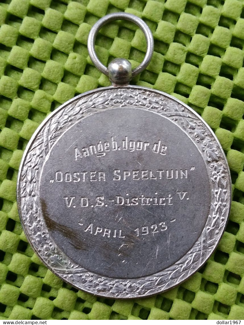 Medaille  V.O.S. Vereeniging Ooster Speeltuin Amsterdam 1923 ,  District. V -  Foto's  For Condition.(Originalscan !!) - Monarquía/ Nobleza
