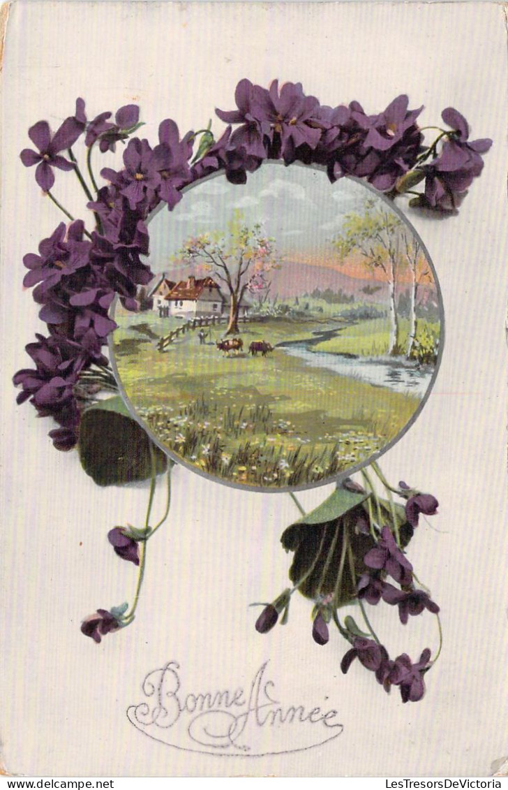 CPA - FANTAISIE - Nouvel An - Fleurs Violettes Autour D'une Illustraton De Paysage D'un Village - CARTE POSTALE ANCIENNE - Neujahr