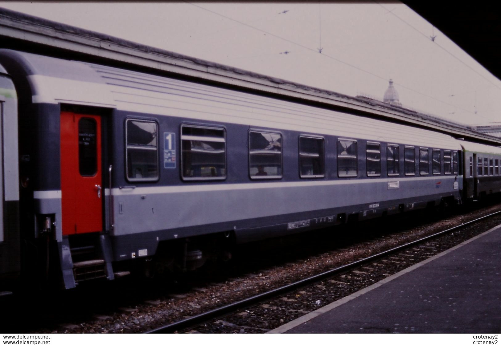 Photo Diapo Diapositive Slide Train Wagon Voiture SNCF Voyageurs Corail Mixte 1ère & 2ème Classe Le 02/12/1999 VOIR ZOOM - Diapositives