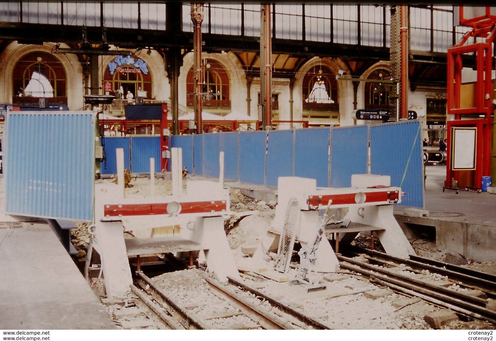 Photo Diapo Diapositive Slide Train Wagon Heurtoirs à PARIS GARE DE LYON Restaurant Le Train Bleu Le 18/04/2000 VOIRZOOM - Diapositives