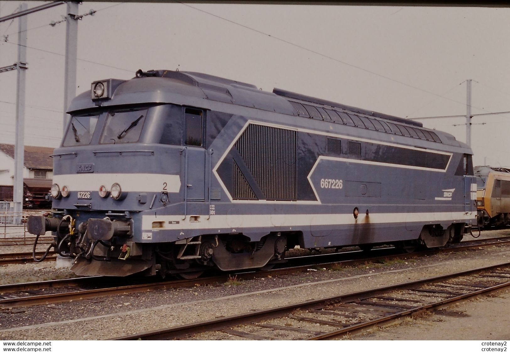 Photo Diapo Diapositive Slide Train Wagon Locomotive Diesel SNCF 67226 à MONTARGIS Le 20/04/2000 VOIR ZOOM - Diapositives