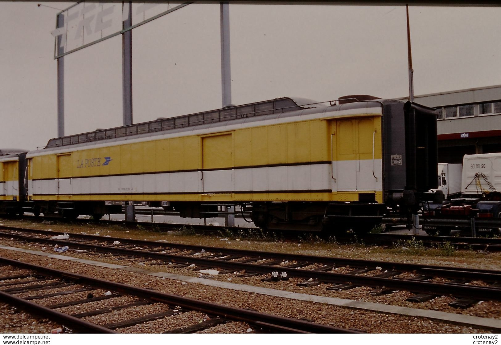 Photo Diapo Diapositive Slide Train Wagon Postal La Poste Le 20/04/2000 VOIR ZOOM - Diapositives