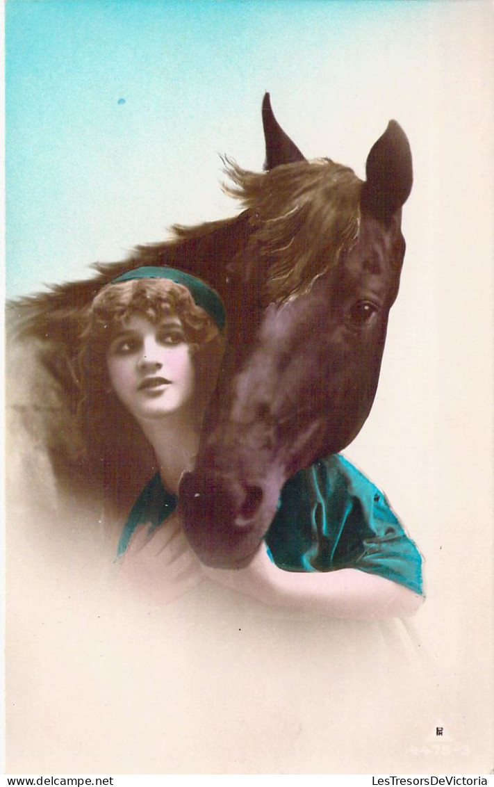 CPA - FEMME Avec Une Tête De Cheval  - CARTE POSTALE ANCIENNE - Frauen