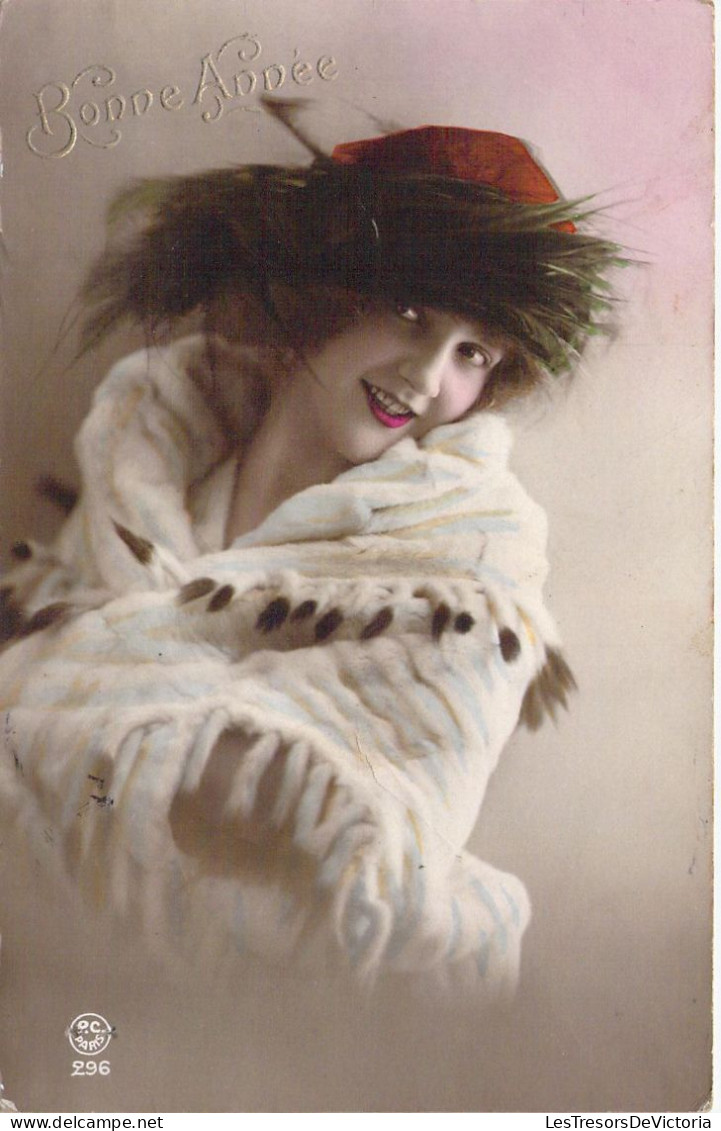 CPA - Une Femme Dans Un Chale De Laine Et Chapeau Rouge - CARTE POSTALE ANCIENNE - Frauen