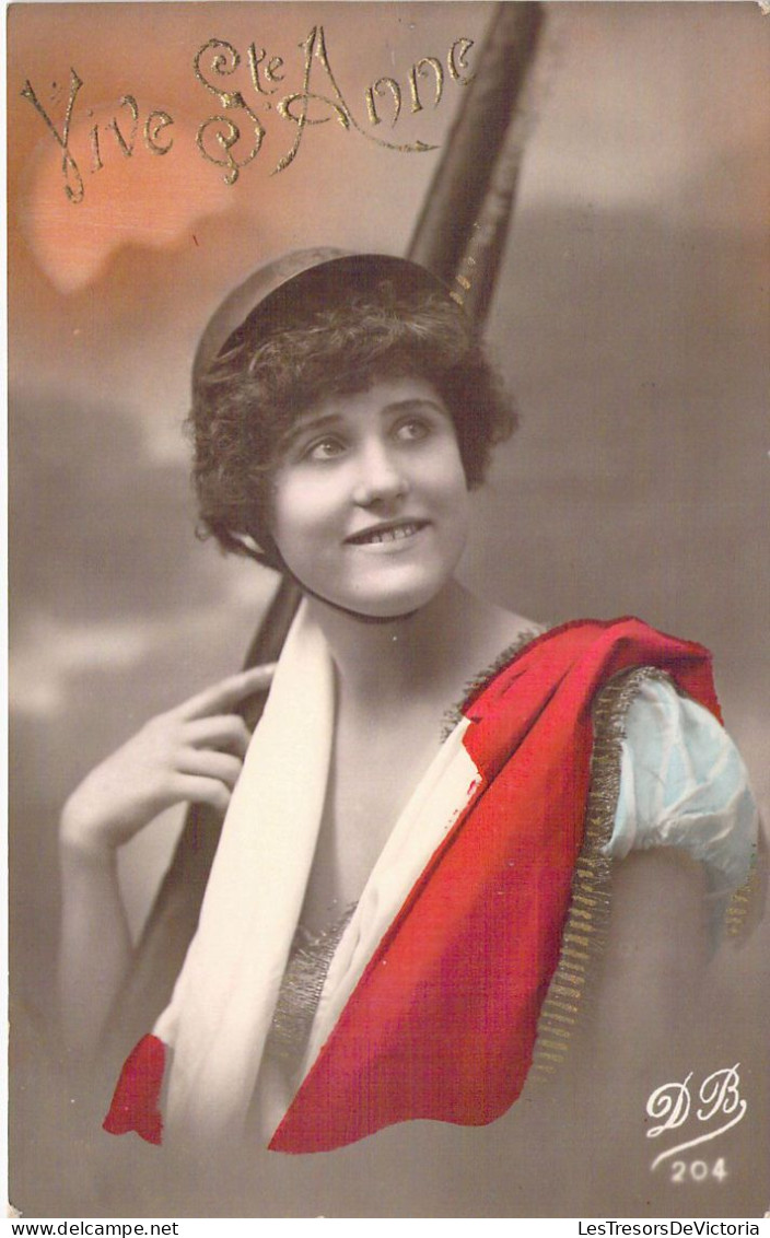 CPA - Une Femme Patriote - Casque - Vive Ste Anne - CARTE POSTALE ANCIENNE - Femmes