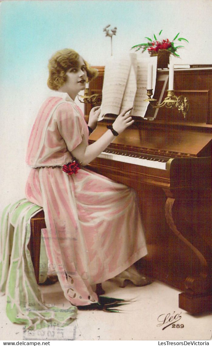 CPA - FANTAISIE - Femme Au Piano Tourne Sa Partition - CARTE POSTALE ANCIENNE - Vrouwen