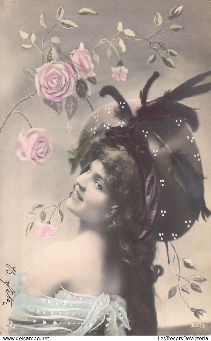 CPA - FANTAISIE - Femme Avec Chapeau à Plumes - Cheveux Longs - CARTE POSTALE ANCIENNE - Vrouwen