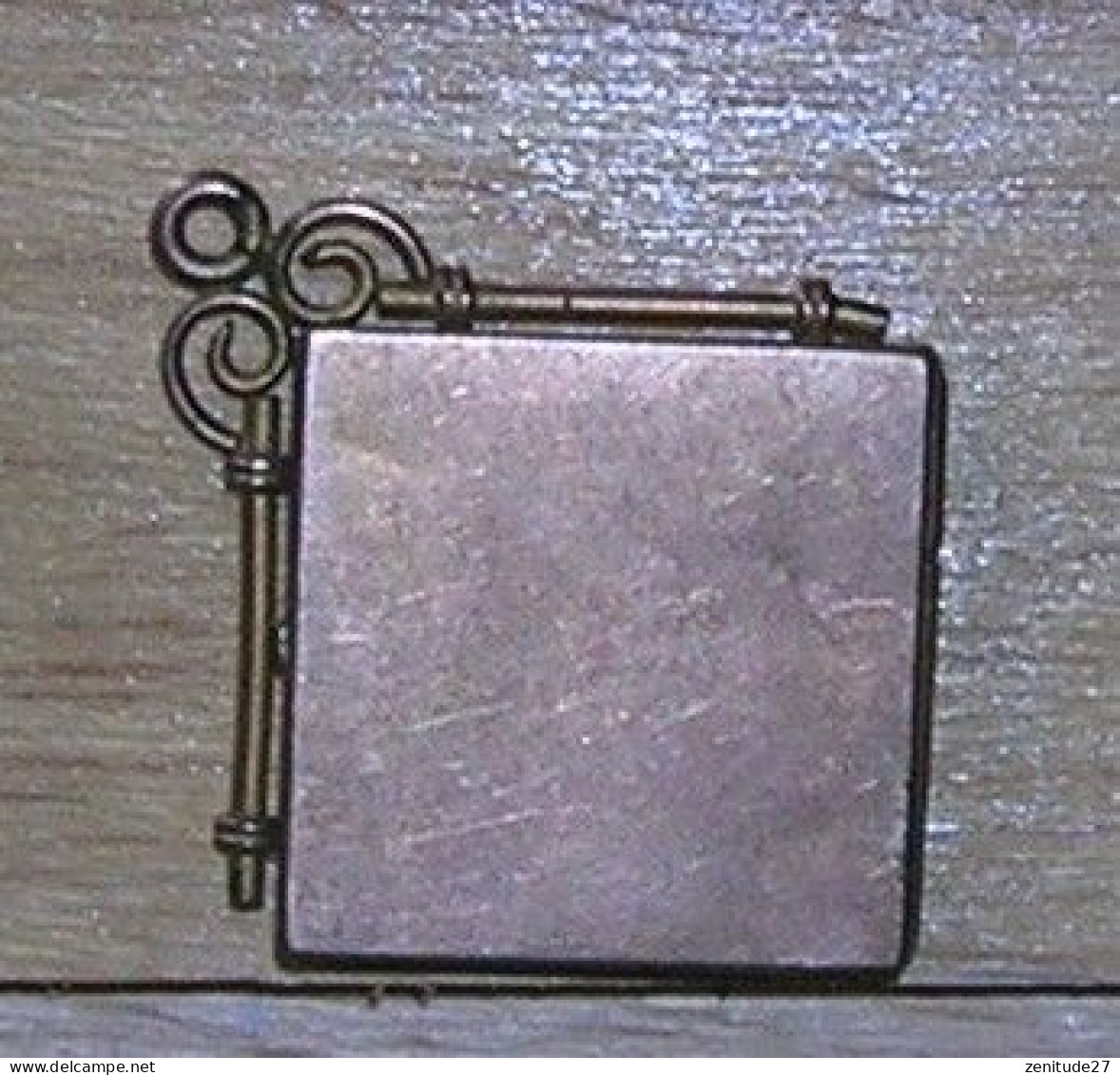 Pendentif SKM & Co - Médaillon Carré Pour Photo 23 X 23 Mm - Effigie Avec Chouette - Début Du XXème Siècle - Hangers