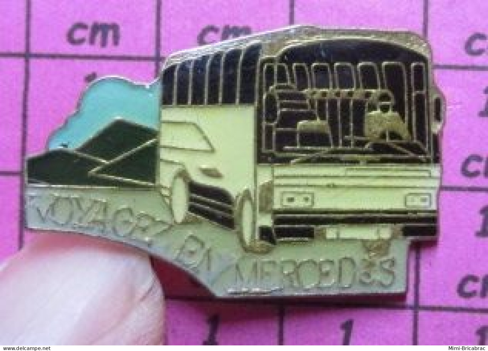 813F Pin's Pins / Beau Et Rare / TRANSPORTS / AUTOBUS AUTOCAR VOYAGEZ EN MERCEDES - Transports