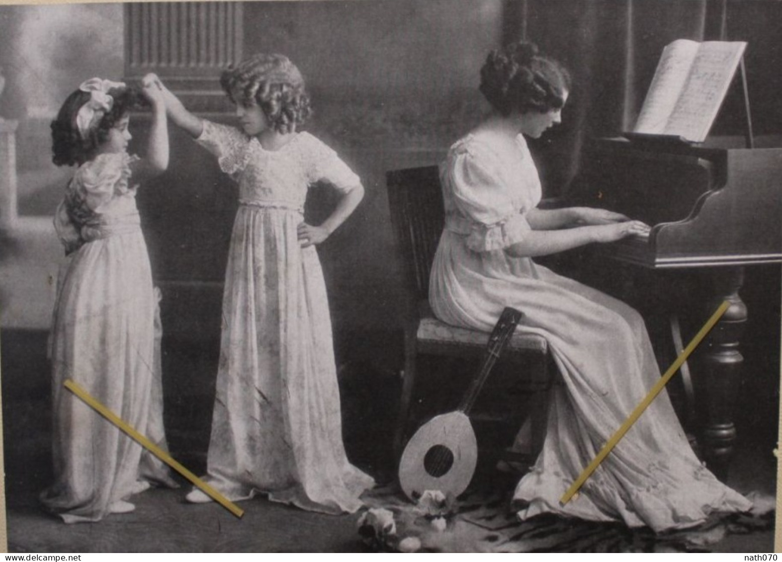 Photo 1914 St Malo Pianiste Musicienne Mère Jouant Au Piano Avec Ses Enfants Tirage Print Vintage - Antiche (ante 1900)