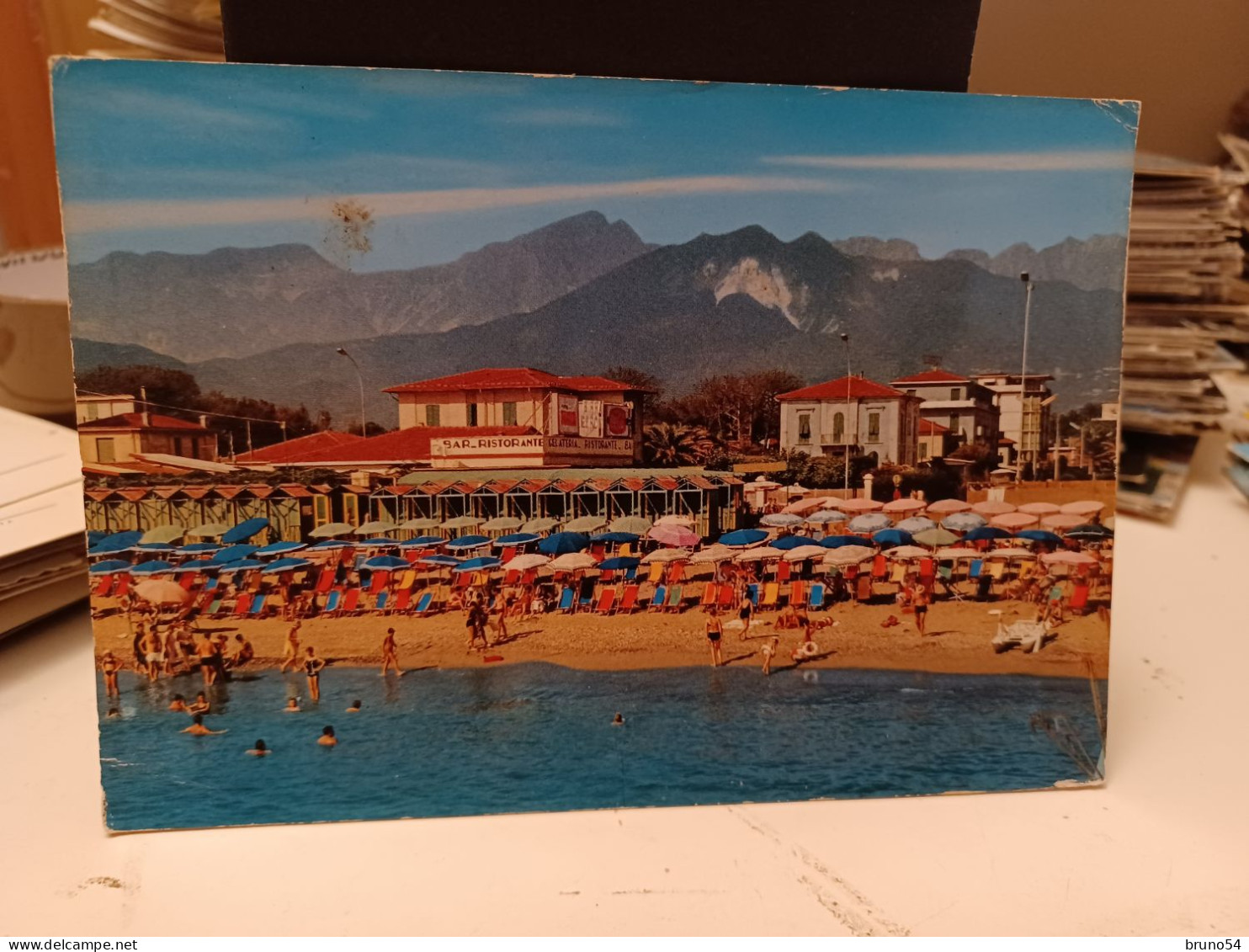 2 Cartoline Marina Di Massa, Piazza Betti E Spiaggia Con Le Alpi Apuane Sullo Sfondo Anni 70 - Massa