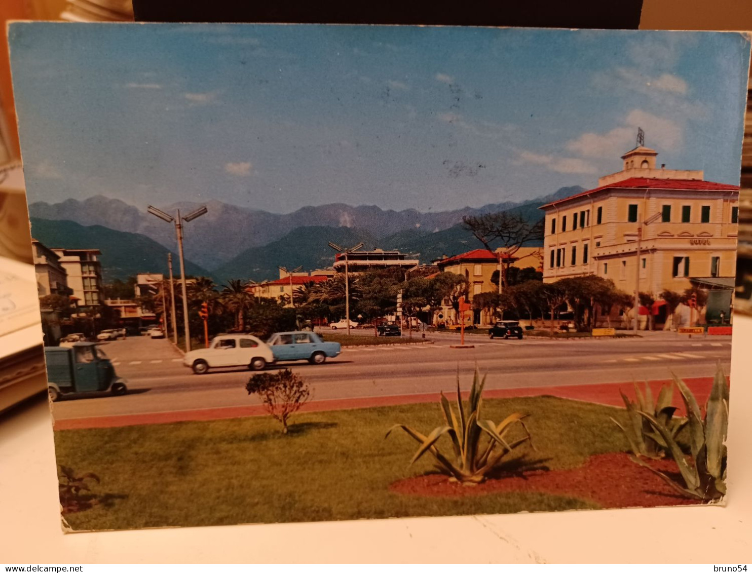 2 Cartoline Marina Di Massa, Piazza Betti E Spiaggia Con Le Alpi Apuane Sullo Sfondo Anni 70 - Massa