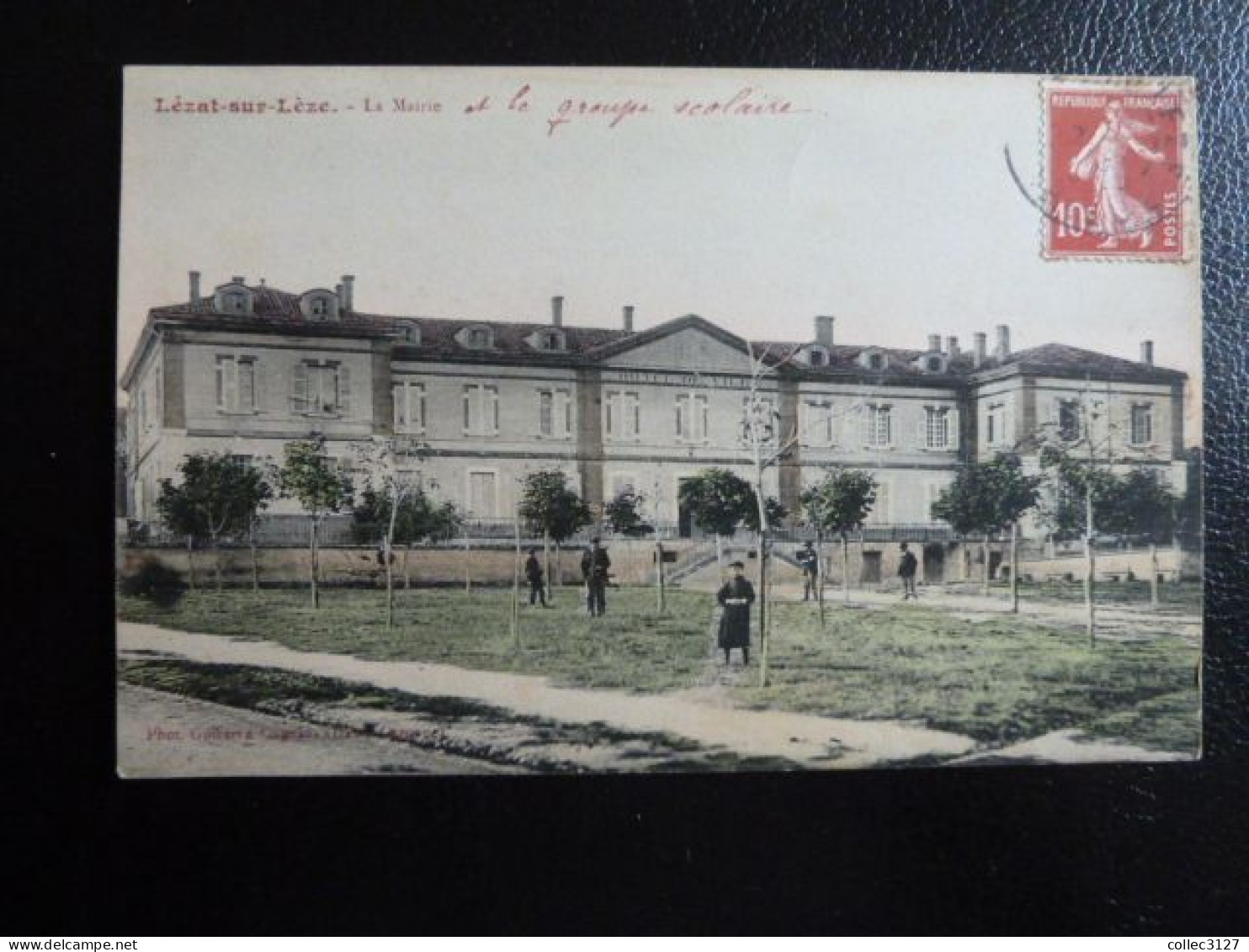 F34 - 09 - Lézat Sur Lèze - La Mairie Et Le Groupe Scolaire - Edition Guilbert à Cugnaux - Colorisée - Lezat Sur Leze