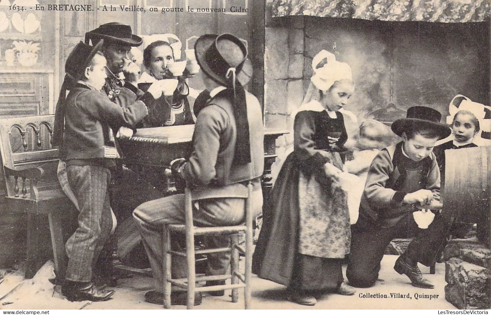 FOLKLORE - En BRETAGNE - A La Veillée On Goutte Le Nouveau Cidre - Carte Postale Ancienne - Autres & Non Classés